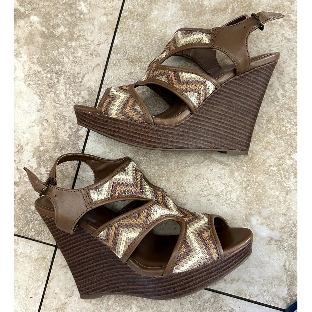 NWOB Dollhouse Brown Wedge Boho Woven Peep Toe Sandal Womens Size 7